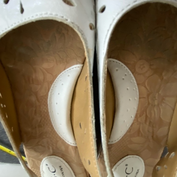 B.O.C. White Flower Cut Out Leather Cork Casual Summer Sandal- Sz-9 - Picture 16 of 16